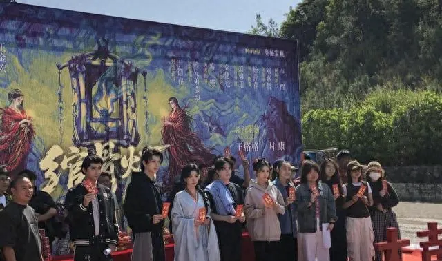 王格格主演《绾骨灯》横店开机，听花岛打造中式微恐志怪剧 | 细节速览