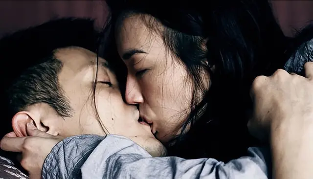 任达华舒淇《红灯区》赌桌对峙戏重被关注，港片表演张力成追剧用户讨论焦点 | 情报图